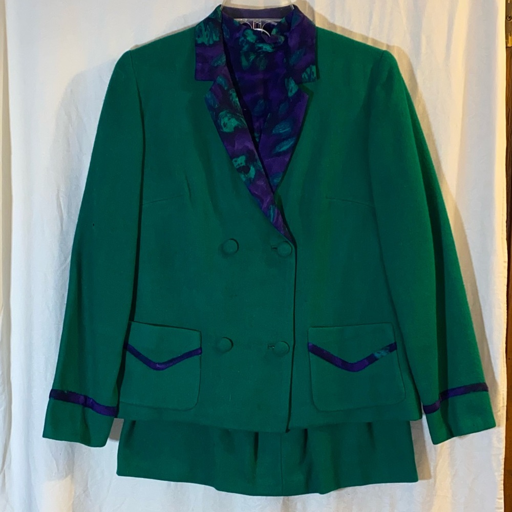 Green 2 Piece Blazer Skirt outfit. Size Small (without size tag)